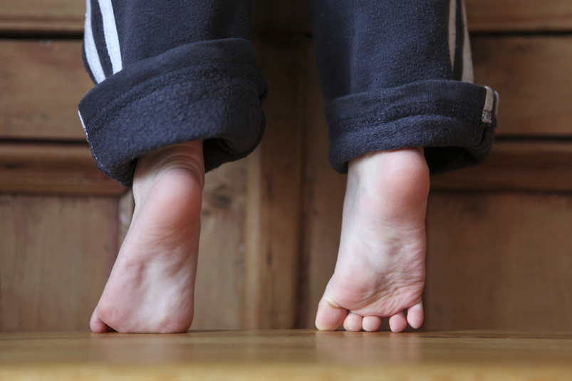 Ks La Marche Sur La Pointe Des Pieds Du Petit Enfant