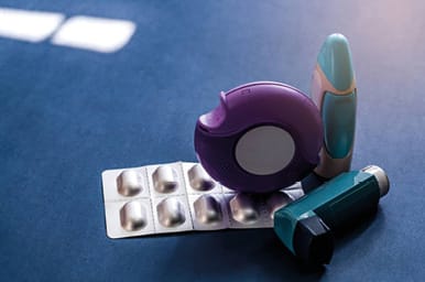 Erreurs de manipulation des dispositifs d'inhalation : représentations et attitude préventives des professionnels de santé du parcours de soins de la BPCO