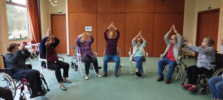 Yoga seniors : bienfaits et complémentarité avec la kinésithérapie